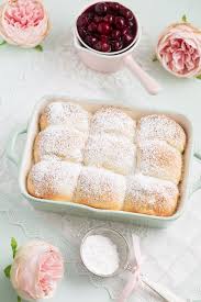 Buchteln Mit Vanille Kirschen Susse Brotchen Buchteln Backrezepte