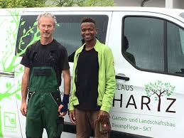 Grünflächen und bäume filtern feinstaub aus der luft und produzieren sauerstoff. Profis Helfen Bei Der Integration Von Fluchtlingen In Den Galabau Arbeitsmarkt Dega Galabau Das Magazin Fur Den Garten Und Landschaftsbau