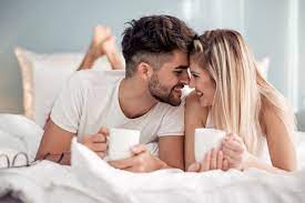 În acest fel, bărbaţii încearcă adesea să prindă încredere. 4 Gesturi Pe Care Le Face Un Barbat Cu Adevarat Indragostit Dupa O Partida De Amor Ele Ro
