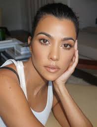 Kourtney Kardashian Neutral Earth Tones Makeup Look Kourtneykardashian Makeup Makeuplooks Daytime Makeup Neutral Makeup Kardashian Makeup