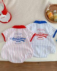 简洁大方的配色搭配个性十足的棒球元素，让宝宝穿上瞬间变身为小帅哥。不论是家居、外出或亲子活动，这款包屁服都是完美选择，穿脱方便，让宝妈们省心省力。让宝宝从小就拥有独特的运动风格！  韩版帅气棒球服⚾️ 颜色：红色❤️｜蓝色💙 尺寸：66｜73｜80｜90 ...