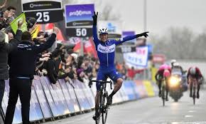 Attraverso le fiandre 2021), settantacinquesima edizione della corsa e valida come undicesima prova dell' uci world tour 2021 categoria 1.uwt, si svolgerà il 31 marzo 2021 su un percorso di 184,1 km, con partenza da roeselare e arrivo a waregem , in belgio. Voorbeschouwing Dwars Door Vlaanderen 2021 Voorjaarsklassiekers Be