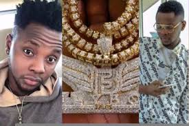 Gboah.com: Singer, Kiss Daniel Shows Off His Customized Diamond Chain Worth  A Whopping Sum Of N15Million [Photos]