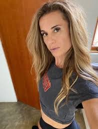 Lori Knotts's Instagram, Twitter & Facebook