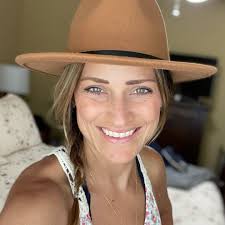 Post #1 Hello everyone! I want to start out today introducing myself and  the products I love. My name is Laura Gurley and I am a Christ-follower,  wife, mom, math teacher, tennis