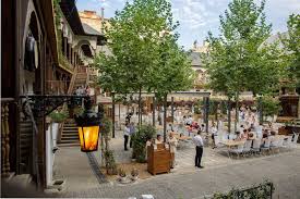 Totuși cea mai veche clădire din oraș a scăpat de buldozere, însă din păcate nu a scăpat de trecerea timpului, a cutremurelor, a războaielor. Patru Biserici Printre Cele Mai Vechi ClÄƒdiri Din Bucuresti