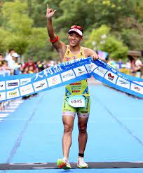 長程，或鐵人賽事，由世界鐵人公司（world triathlon corporation(wtc)）舉辦，協會也舉辦每一年的夏威夷鐵人世界冠軍賽（hawaii ironman world championship）。這些比賽並不被itu認定為「官方」的競賽，但不可否認地卻是最廣為人知的運動系列。 1. éµäººä¸‰é … å¤©åˆ©ç›ƒæ¢…èŠ±æ¹–è³½å¼µå®¶ç­åŒ…é›™å†  æ–‡ç«  é‹å‹•ç­†è¨˜