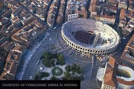 Verona ist eine großstadt in der region venetien im nordosten italiens.sie hat 259.608 einwohner (stand 31. Opernfestspiele Verona Opern Festival In Der Arena Von Verona