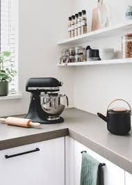 een kijkje in een scandinavische keuken scandinavische keuken keuken decoratie keuken vensterbank