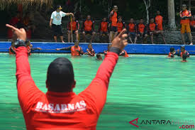 Kami jasa pembuatan kolam renang siap adalah system kolam renang yang menerapkan acessories skimmer box di bagian pinggir atau bibir kolam renang atau biasa disebut bagian toping. Pelatihan Pertolongan Dan Penyelamatan Di Air Antara News Makassar Berita Terkini Makassar