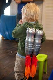 Unsere anleitung zeigt, wie sie ein ausgefallenes halloween kostüm für ihr kind ganz einfach selber machen können. Pin Von Andrea Helfmann Gebwrobel Auf Meh Astronaut Kostum Kostume Selber Machen Kinder Astronaut Kostum