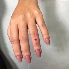 43 Modele De Tatouage De Coeur Tatouages De Coeur Pour Ceux Qui Sont Pleins De Vie Et D Amour Le Cœur Est Un Symbole Universellement Con Tatouage Tatouage Coeur Tatouage Doigt