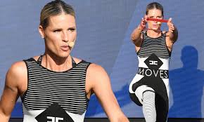 Последние твиты от michelle hunziker (@m_hunziker). Michelle Hunziker Leads A Mass Charity Fitness Workout In Italy Daily Mail Online