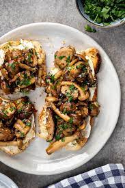 Easy Creamy Mushroom Toast Simply Delicious Recipe Vegetarian Recipes Easy Toast Recipes Vegetarian Recipes
