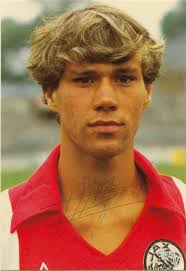 Marco van basten ist ein ehemaliger fußballspieler aus holanda, (* 31/10/1964 in utrecht, holanda). Marco Van Basten Hairstyle Vanbasten 9ine Ochlhyn Hair Styles Foto Di Calcio Calcio Foto