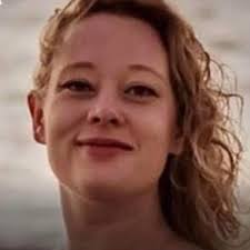 What scissors are recommended for trimming macrame rainbows?