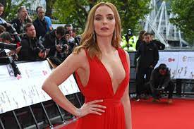 She is the age of 27 years old. Jodie Comer Alter Geburtstag Hohe Net Worth Familie Gehalt