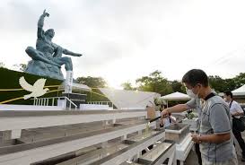 長崎市への原子爆弾投下（ながさきしへのげんしばくだんとうか）は、太平洋戦争末期の1945年（昭和20年）8月9日（木曜日）午前11時02分 注釈 2 に、アメリカ軍が日本の長崎県 長崎市に対して原子爆弾「ファットマン 1 」（以下原爆と記す）を投下した出来事であり、この原子爆弾が人類史上. 19 15 é•·å´ŽåŽŸçˆ†è³‡æ–™é¤¨ã§ã¯ã‚ªãƒ³ãƒ©ã‚¤ãƒ³ã‚¤ãƒ™ãƒ³ãƒˆ æ ¸å…µå™¨ãªã©ãŒãƒ†ãƒ¼ãƒžã« å†™çœŸ è¥¿æ—¥æœ¬æ–°èžme