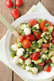 Schneller Caprese Salat Mit Avocado Tomaten Und Mozzarella Rezept Avocado Salat Caprese Salat Tomaten Mozzarella Salat