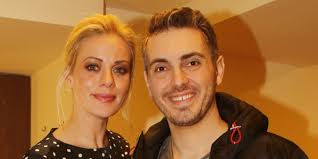 Maybe you would like to learn more about one of these? H Selfi Toy Xatzhgiannh Me Th Makrypoylia Ston Gamo Toy Adelfoy Ths Eikona Zwh Iefimerida Gr