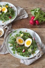 Gebackenes Ei Auf Salatbett Fur Den Osterbrunch Breaded Egg With Salad Sweets Lifestyle Sala Backen Ohne Ei Rezepte Gesund Lebensmittel Essen