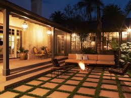 Set In The Santa Monica Mountains This Adobe Style Home Encircles A Large Pool And Courtyard With An Open Flame Fire Pi Mit Bildern Terassenideen Hinterhof Steinterrassen