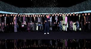 | il ciclo della vita recensione e commento. Armani Homage To The East In Streaming Mffashion Com