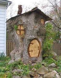 4 Troncs D Arbre Genialement Transformes En Petite Maison Cabane Dans Les Arbres Feerique Jardin De Maison Feerique Tronc D Arbre