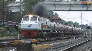 Bunyi mcm cangih kan ikut kelajuan enjin hehe.probleh stabilizer karen tu.stabilizer rosak atau tak menyebabkan radio kereta lama ok lagi,,yg baru ada blh reset sendiri dan ada yg kene reset kat kedai,,rasanya blm kena reset semula di kedai. Suara Kereta Api Yang Menggetarkan Di Lempuyangan Youtube