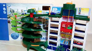 Today on izzy's toy time we are playing with cars ! Playmobil Garage