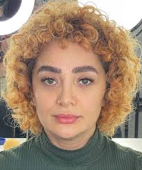 سلام با مو فرفری جذابمون😁😍🥰 که براشون میکاپ اسموکی زدیم و در واقع تمرکز  اصلی تو این میکاپ روی چشم ها بود که در کنار رژ نود میکاپش تکمیل شد🥰  نظرتونه؟😍 Makeup: @