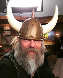 Describing people with distinct appearances