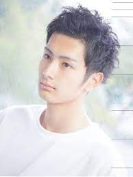 彼に教えたい すたれない 黒髪 男前 の大人の男向けヘアスタイル メンズ ヘアスタイル ヘアスタイル メンズヘアカット