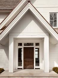 Grande Entree En Blanc Avec Porte En Bois Modern Farmhouse Exterior Lake Houses Exterior Farmhouse Exterior