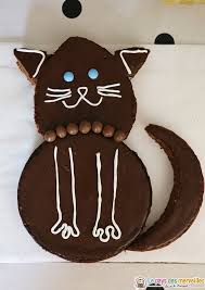Tarif 6€ la part à partir de 10 parts gâteau nature ou chocolat avec de la crème parfumée au choix et recouvert de crème. Sa Fete D Anniversaire Sur Le Theme Des Chats 7 Ans