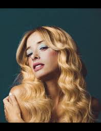 Liz Singer's Instagram, Twitter & Facebook