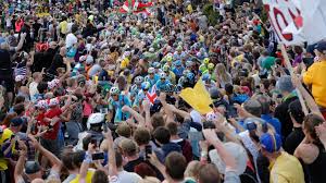 The 2021 tour de france will take place from 26 june to 18 july. Tour De France Wie Riskant Darf Ein Selfie Sein Mehr Sport Faz