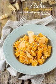 Saltate in padella per qualche minuto. Eliche Con Salsa Di Zucca Pinoli E Cialda Al Parmigiano E Amaretti Panelibrienuvole