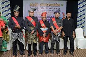 Silat lincah di malaysia diwakili oleh pertubuhan seni silat lincah malaysia yang telah diasaskan oleh datuk haji omardin bin mauju dan telah didaftarkan secara rasmi pada tahun 1969.pertubuhan ini kemudian telah mendapat kelulusan pada sabtu, 9hb januari 1971 bersamaan 13 zulkaedah 1390 h. Reunion Pertubuhan Seni Silat Selendang Merah Posts Facebook