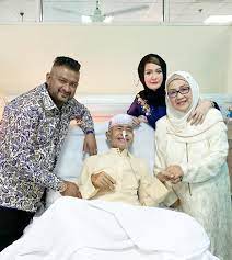 Pelakon datin paduka ainur syakina azman atau lebih popular dengan panggilan eina azman berkongsi detik bahagia dihadiahkan suaminya, datuk paduka kaiser gurmeet harden sebuah telefon pintar jenis vertu. Kagum Walaupun Masih Muda Tapi Datin Paduka Eina Azman Tiap Hari Masak Portion Besar Nona