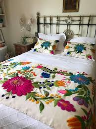 Pin De Aysel Alacik Em Bordados Decoracao De Camas Enfeite Para Cama Peseira Para Camas