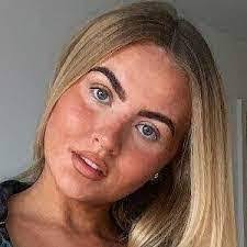 Leah Meekings's Instagram, Twitter & Facebook