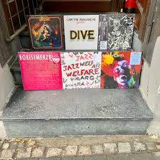 To escape from the same traps that have always shackled its franchise to the grindhouse floor, but it still manages to squeeze a few drops of fresh milk out of. Plattenupdate Underdog Recordstore Koln