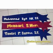 Dibuat dengan bahan terbaik dijahit rapi dan dibordir dengan pola komputer sehingga menghasilkan selempang yang istimewa. 40 Trend Terbaru Kata Kata Lucu Di Selempang Wisuda Little Prettythings