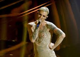 Achille lauro e la fidanzata francesca francesca è la fidanzata segreta di achille lauro, il rapper ospite della seconda puntata (in replica) di 20 anni che siamo italiani, lo show condotto da. Sanremo 2020 Achille Lauro E Gucci Protagonisti Social Scatenati Per Il Nude Affaritaliani It