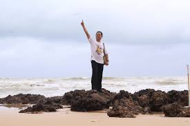 Dari daftar tempat wisata batu malang dan harga tiket masuk 2020 nya ada pantai goa cina. Pantai Cantik Lon Malang Di Madura Redaksiana
