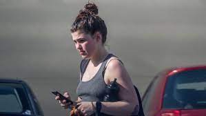 Belle gibson, who built a social media empire after claiming she cured her brain cancer with natural therapies, is being pursued by victoria's sherriff's office over $500,000 in unpaid fines and penalties. Who Is Belle Gibson The Former Instagram Star Who Faked Cancer