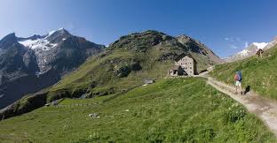 Rundblick an der similaunhütte (3020 m.ü.m) über die südtiroler und ötztaler alpen an der grenze skialpová procházka na similaunhütte. Vent Martin Busch Hutte Similaunhutte Bergfex Wanderung Tour Tirol