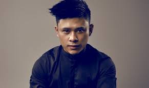 verse 1 hatiku masih berdebar tiap kali bertemu aku cuba bersuara walaupun lidah ku kelu perasaan ku padamu seluas lautan biru beriku satu peluang untuk mengenali mu. Lirik Lagu Satu Peluang Andi Bernadee Azhan Co