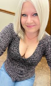 💚 I prefer older men 💚 Why don't older men like my threads? Am I not  attractive enough? 😞